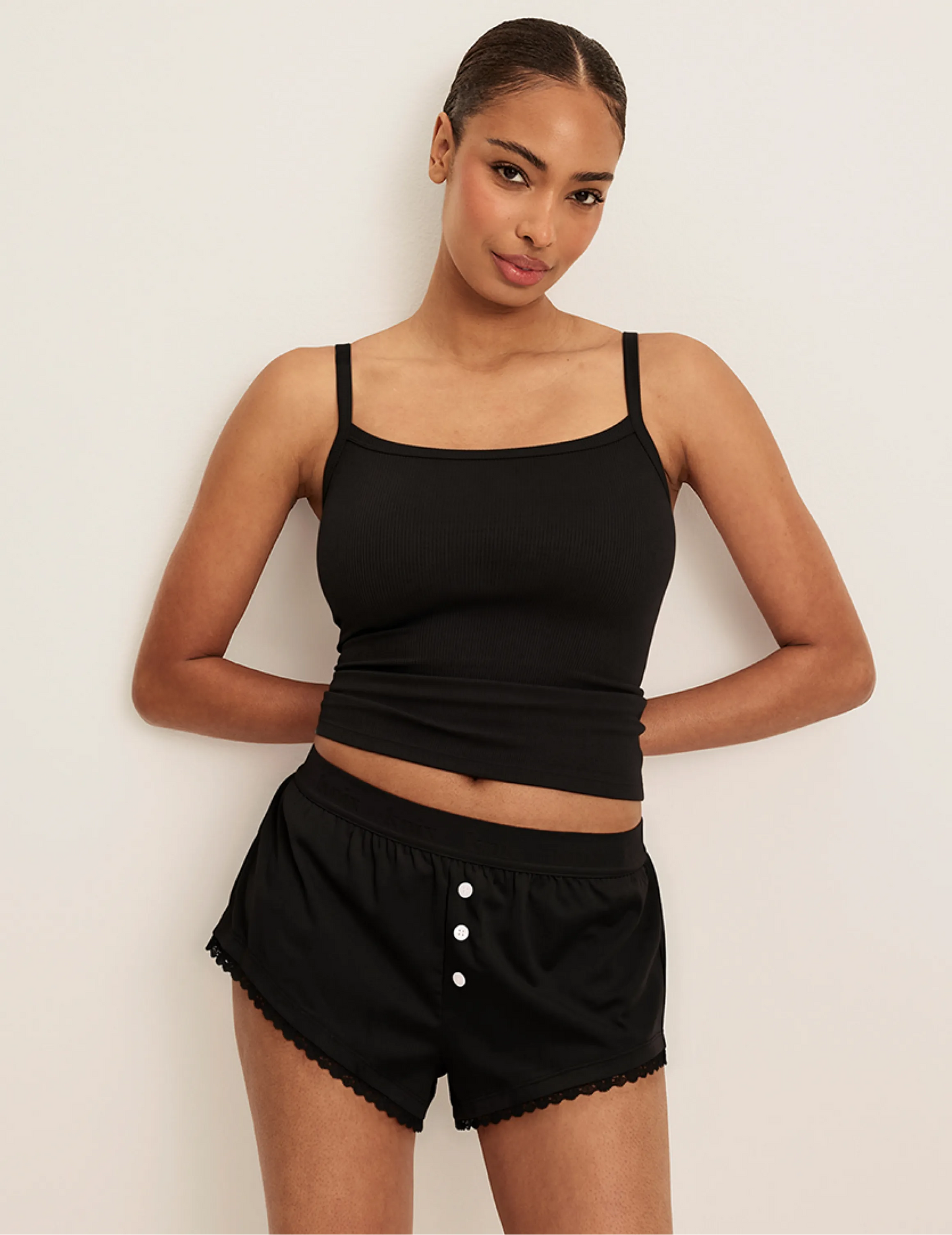 Ashley has 37.5“ hips and wears KNIX M | Nero