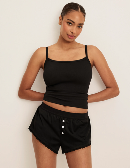 Ashley has 37.5“ hips and wears KNIX M | Nero