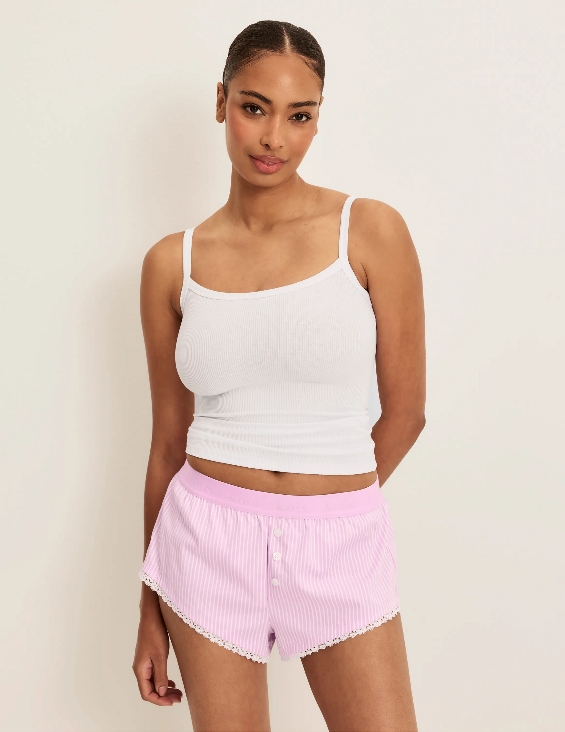 Ashley has 37.5“ hips and wears KNIX M | Rosa a righe